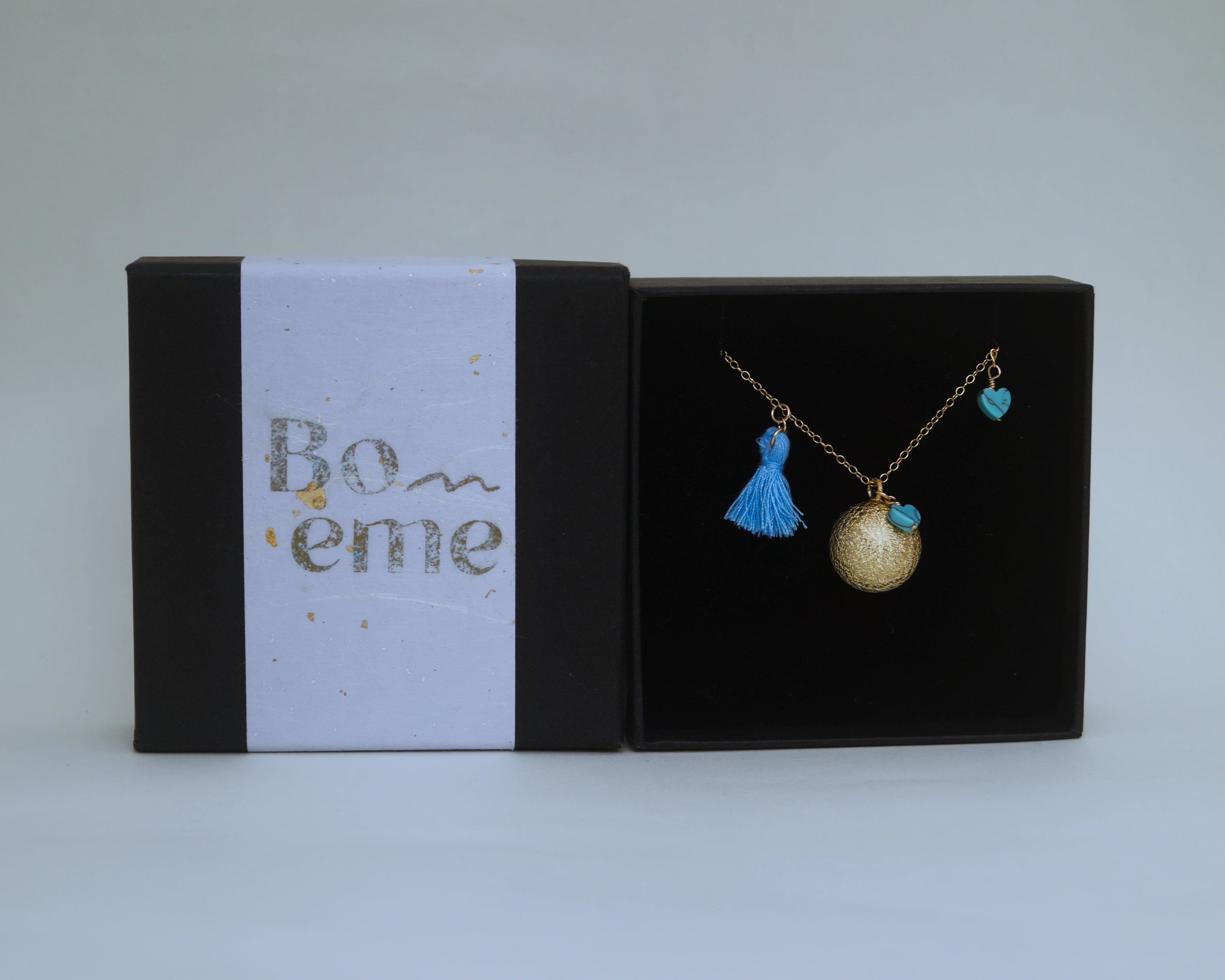 マタニティネックレスの美しいパッケージ。妊婦さんへの贈り物に最適な出産祝いギフト。プレママのための特別なアクセサリーと丁寧なラッピング。