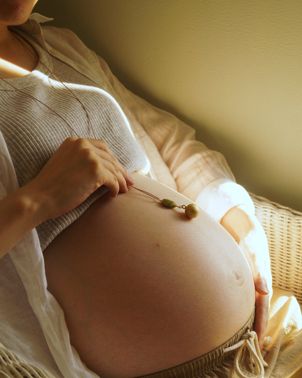 妊婦さんのファッションにも自然に馴染むboemeマタニティネックレス。リラックスしながらおしゃれを楽しめます。