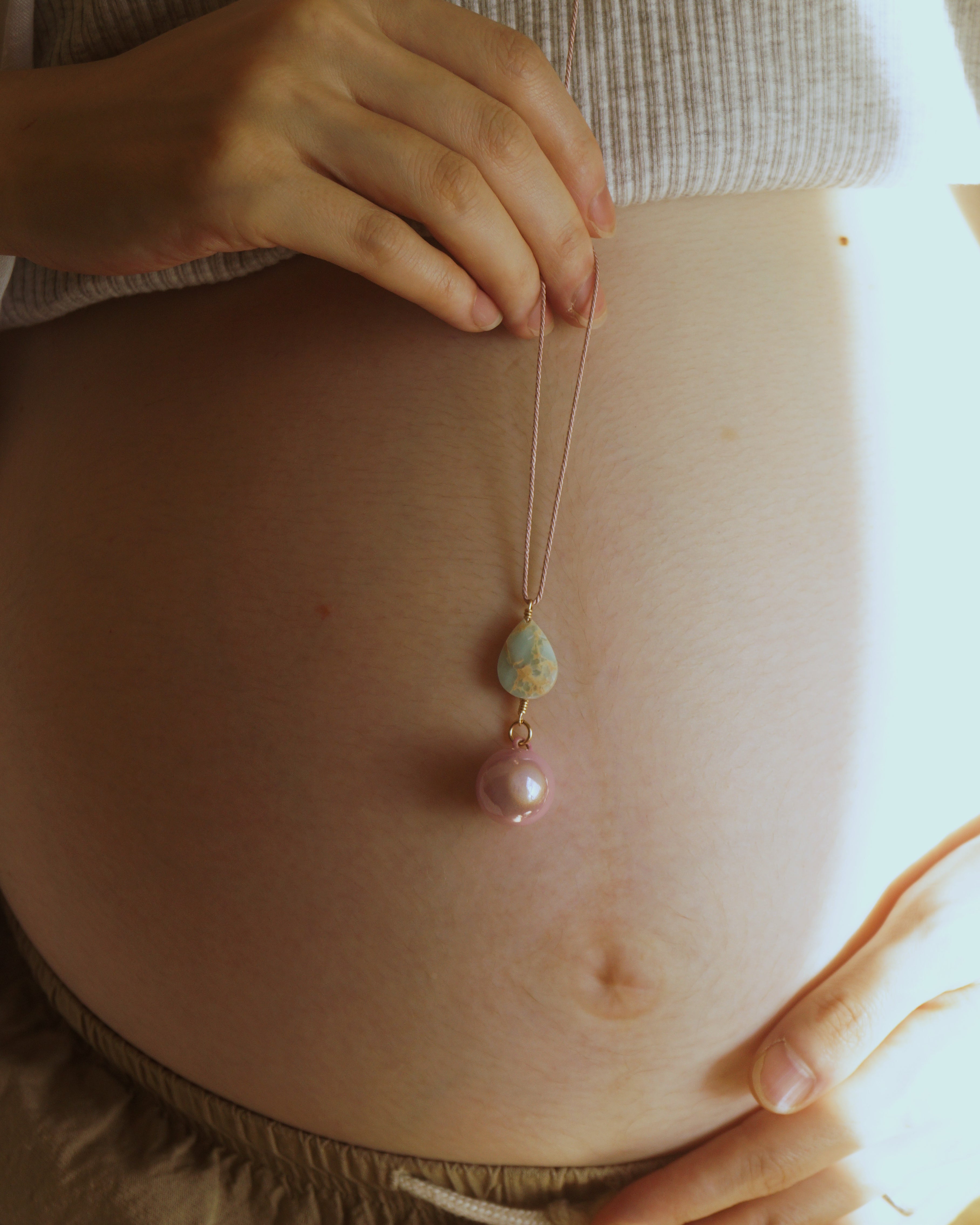 妊婦の女性のためのBoemeマタニティネックレス。お腹の赤ちゃんとの絆をやさしく育み、リラックスや安心感を提供。安産祈願やプレママギフトにも最適です . 妊娠報告や告知の瞬間から胎動を感じるまで、妊婦の出産準備は続きます。栄養や妊娠中の食事、スキンケアに加えて、マタニティウェア、妊婦帯、妊婦マーク、母子健康手帳を利用し、胎教ネックレスや安産祈願ネックレス、お守りネックレス、ガムランボールやハーモニーボールが母子の安心を支えます。