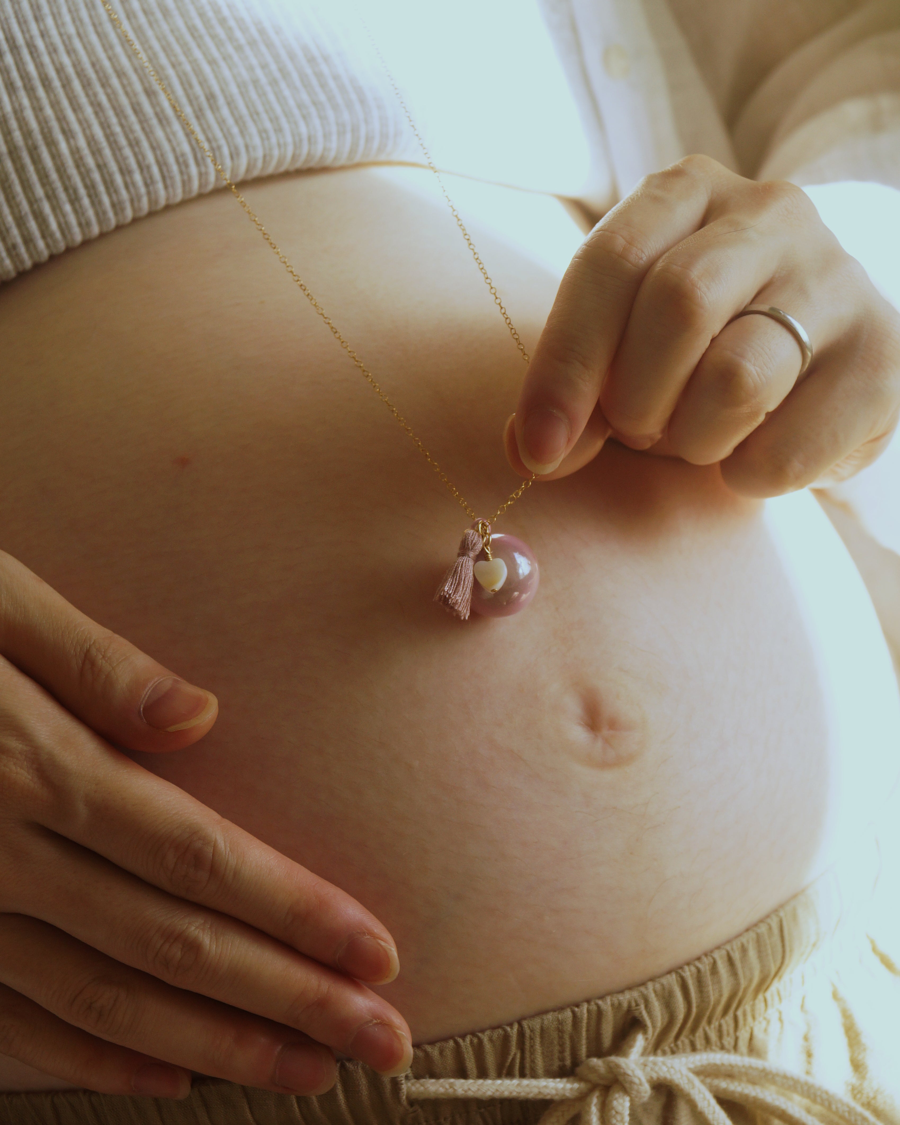 妊婦の写真撮影やマタニティフォトにぴったりなBo-emeマタニティネックレス。赤ちゃんとの絆を感じるアクセサリーです。お腹の赤ちゃんとの心のつながりを強めるboemeマタニティネックレス。妊娠中のリラックスと安産祈願をサポートします。妊娠中の女性が感じる胎動や妊娠報告の幸せな時間。出産準備を進めながら栄養や妊娠中の食事、スキンケアを意識し、マタニティウェアや妊婦帯を選ぶ時期。妊婦マークや母子健康手帳とともに、胎教ネックレスや安産祈願ネックレス、お守りネックレス、ガムランボール、ハーモニーボールを身につけて心を整えましょう。出産準備の中で大切なのは妊婦自身の心と体。妊娠報告や胎動を通じて赤ちゃんを感じ、栄養や妊娠中の食事、スキンケアを意識。マタニティウェア、妊婦帯、妊婦マーク、母子健康手帳に加え、胎教ネックレス・安産祈願ネックレス・お守りネックレス、ガムランボールやハーモニーボールが妊娠期間を彩ります。