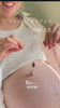 妊婦の女性が、Bo-eme / Boheme / boeme のマタニティネックレスを使ってお腹の赤ちゃんとつながる方法を紹介する動画です。柔らかなボラの音色を聞きながら、快適にネックレスを着ける手順や、母子の絆を深める使い方を丁寧に説明しています。「お腹の赤ちゃんをどう感じるか？」「マタニティネックレスで胎教やリラックスする方法は？」「妊娠中にヨガをする時のおすすめの使い方は？」「出産準備や妊娠中に心を落ち着けるには？」など、妊婦さんやその家族、友人が知りたい情報も網羅しています。安産祈願（anzan no omamori）、プレママへのギフト、ベビーシャワーのアイデア、妊婦向けアクセサリー、妊娠中のファッション、マタニティフォト、妊娠報告、教育胎教、リラックス、日常生活での使い方など、幅広いシーンに対応。妊娠期間を安心して楽しみながら、赤ちゃんとのつながりを育むための大切な動画です. 妊娠報告や告知をきっかけに始まる出産準備。胎動を感じながら、妊娠中の食事や栄養管理、スキンケアを見直すことが大切です。マタニティウェアや妊婦帯、妊婦マーク、母子健康手帳を整え、胎教ネックレスや安産祈願ネックレス、お守り